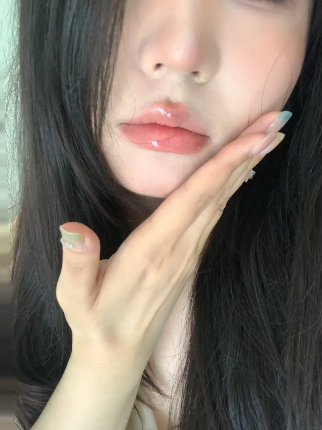 4 bước đơn giản gi&uacute;p hạn chế m&ocirc;i th&acirc;m, giữ đ&ocirc;i m&ocirc;i hồng h&agrave;o mềm mịn - Ảnh 4.