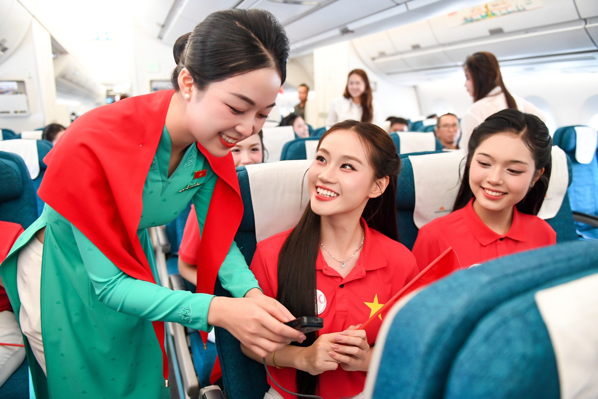 Giai điệu Quốc khánh vang lên ở độ cao 10.000 mét trên chuyến bay Vietnam Airlines- Ảnh 6.