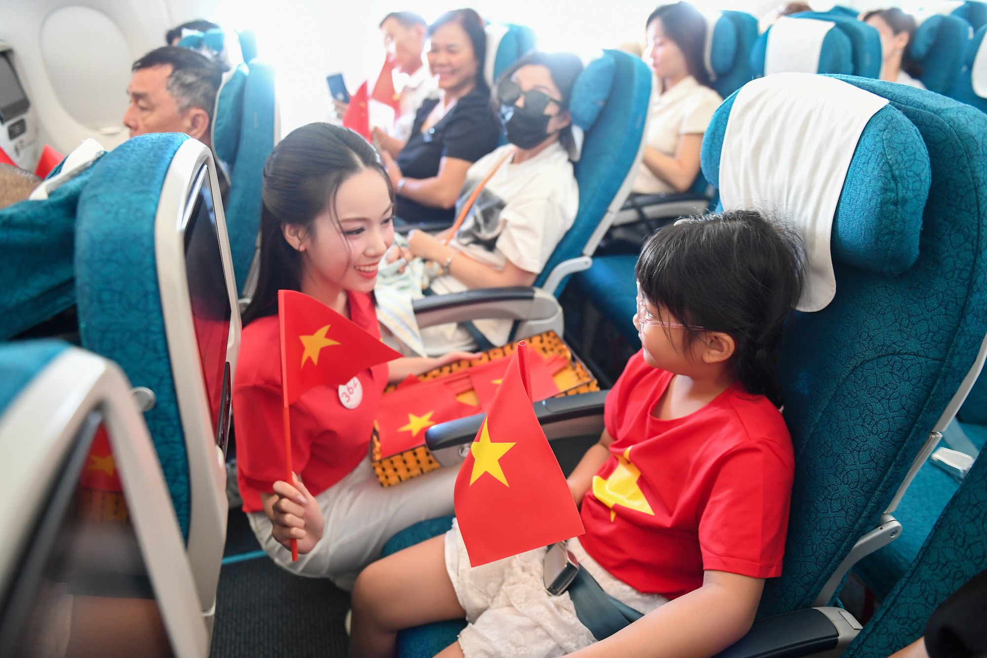 Giai điệu Quốc khánh vang lên ở độ cao 10.000 mét trên chuyến bay Vietnam Airlines- Ảnh 7.