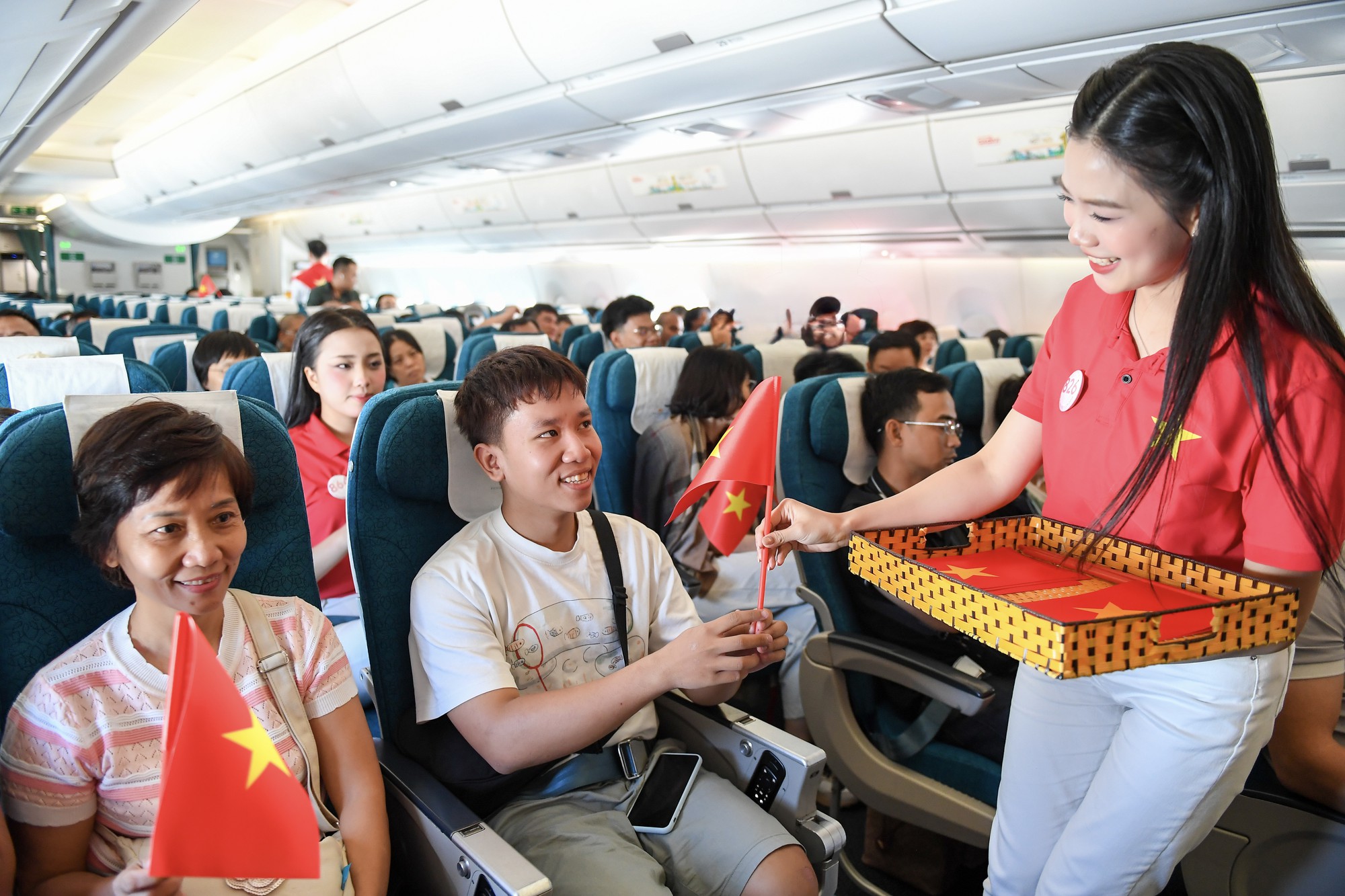 Giai điệu Quốc khánh vang lên ở độ cao 10.000 mét trên chuyến bay Vietnam Airlines- Ảnh 8.