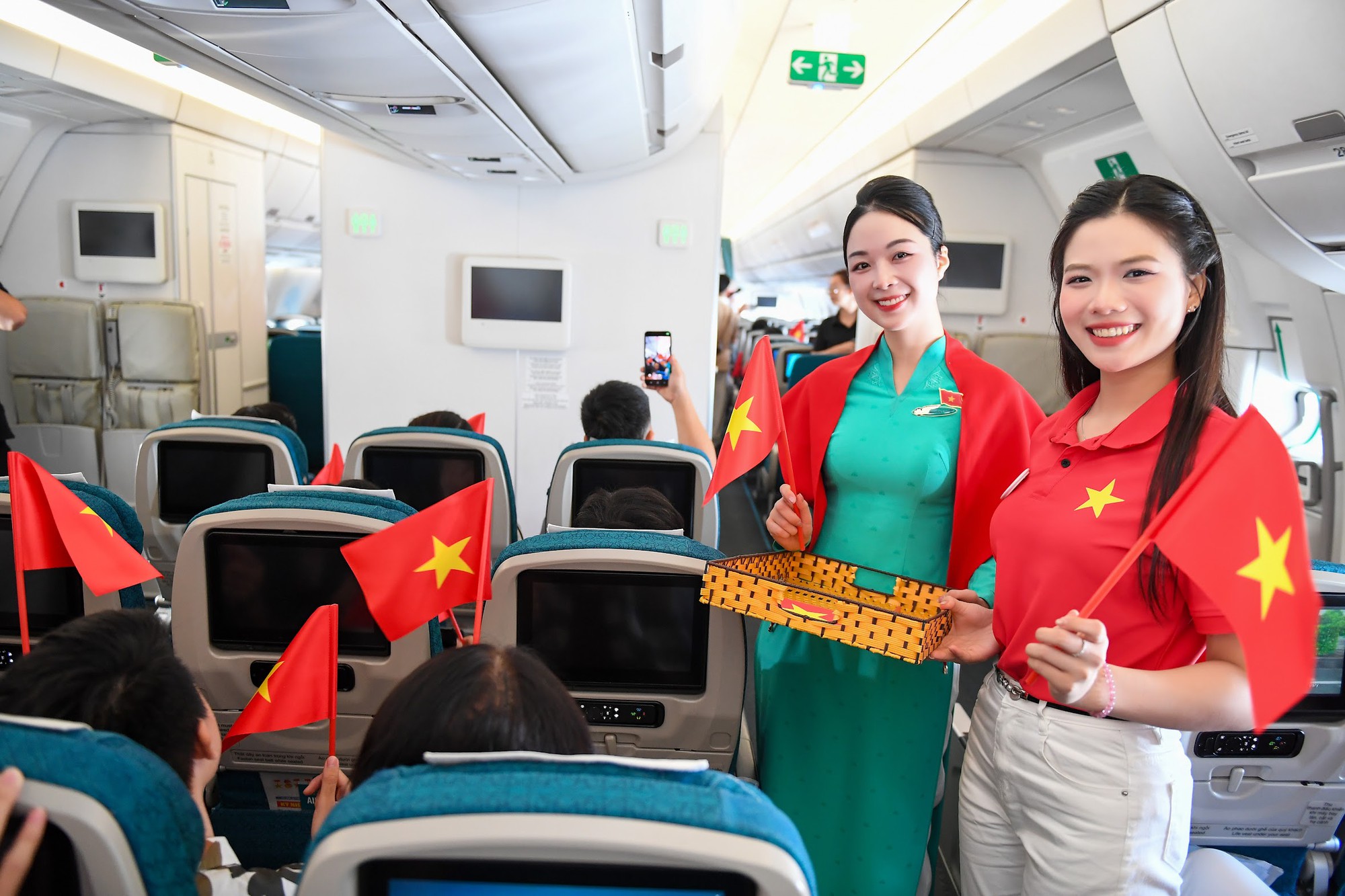 Giai điệu Quốc khánh vang lên ở độ cao 10.000 mét trên chuyến bay Vietnam Airlines- Ảnh 9.