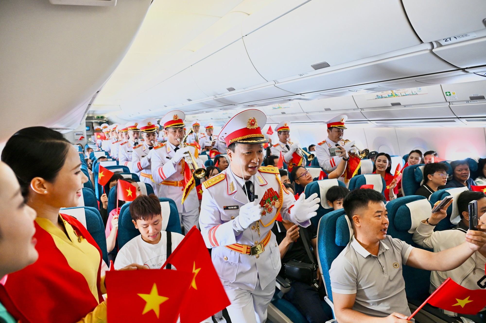 Giai điệu Quốc khánh vang lên ở độ cao 10.000 mét trên chuyến bay Vietnam Airlines- Ảnh 12.