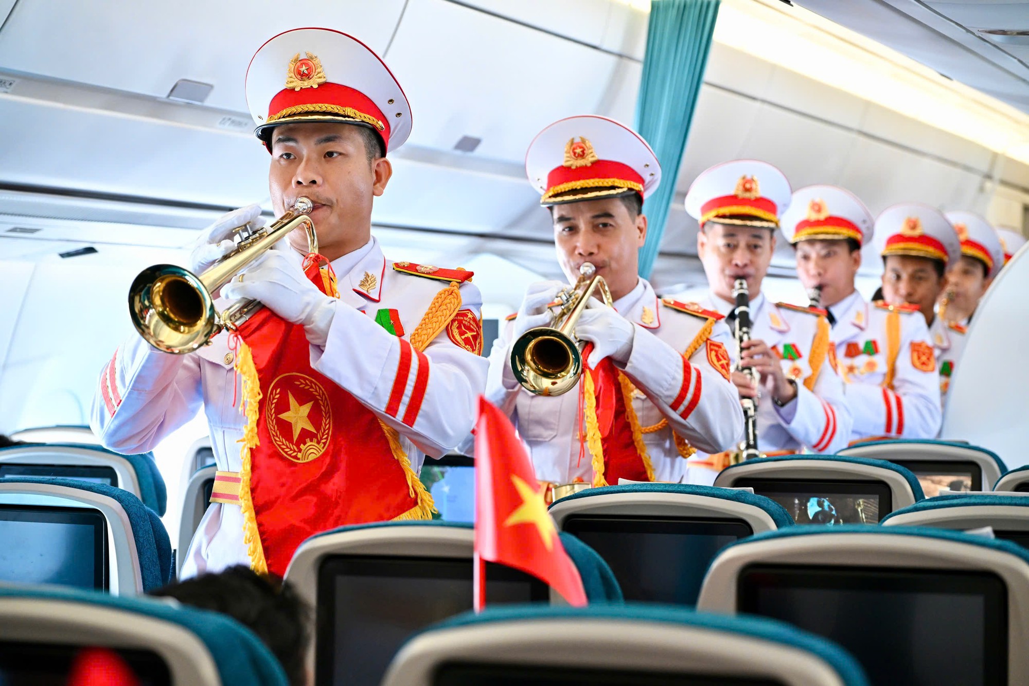 Giai điệu Quốc khánh vang lên ở độ cao 10.000 mét trên chuyến bay Vietnam Airlines- Ảnh 14.