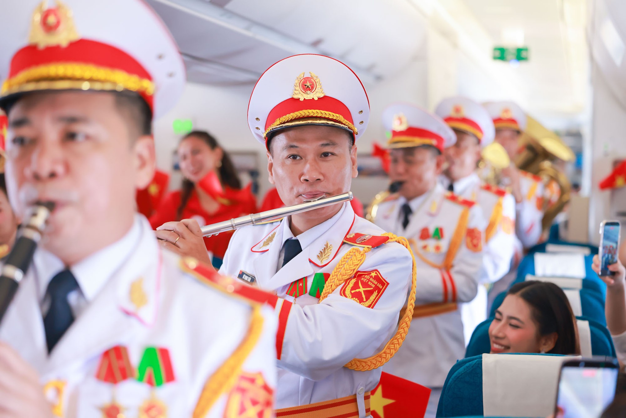 Giai điệu Quốc khánh vang lên ở độ cao 10.000 mét trên chuyến bay Vietnam Airlines- Ảnh 15.