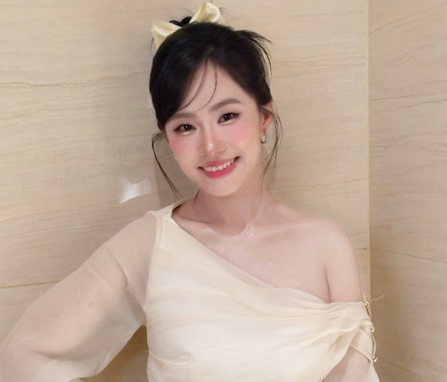 Mỹ nh&acirc;n khiến Trấn Th&agrave;nh muốn t&aacute;n tỉnh nhưng kh&ocirc;ng th&agrave;nh: Cất giọng th&igrave; m&ecirc; m&agrave; diễn xuất th&igrave; ch&ecirc;, U45 trẻ đẹp nức nở- Ảnh 1.