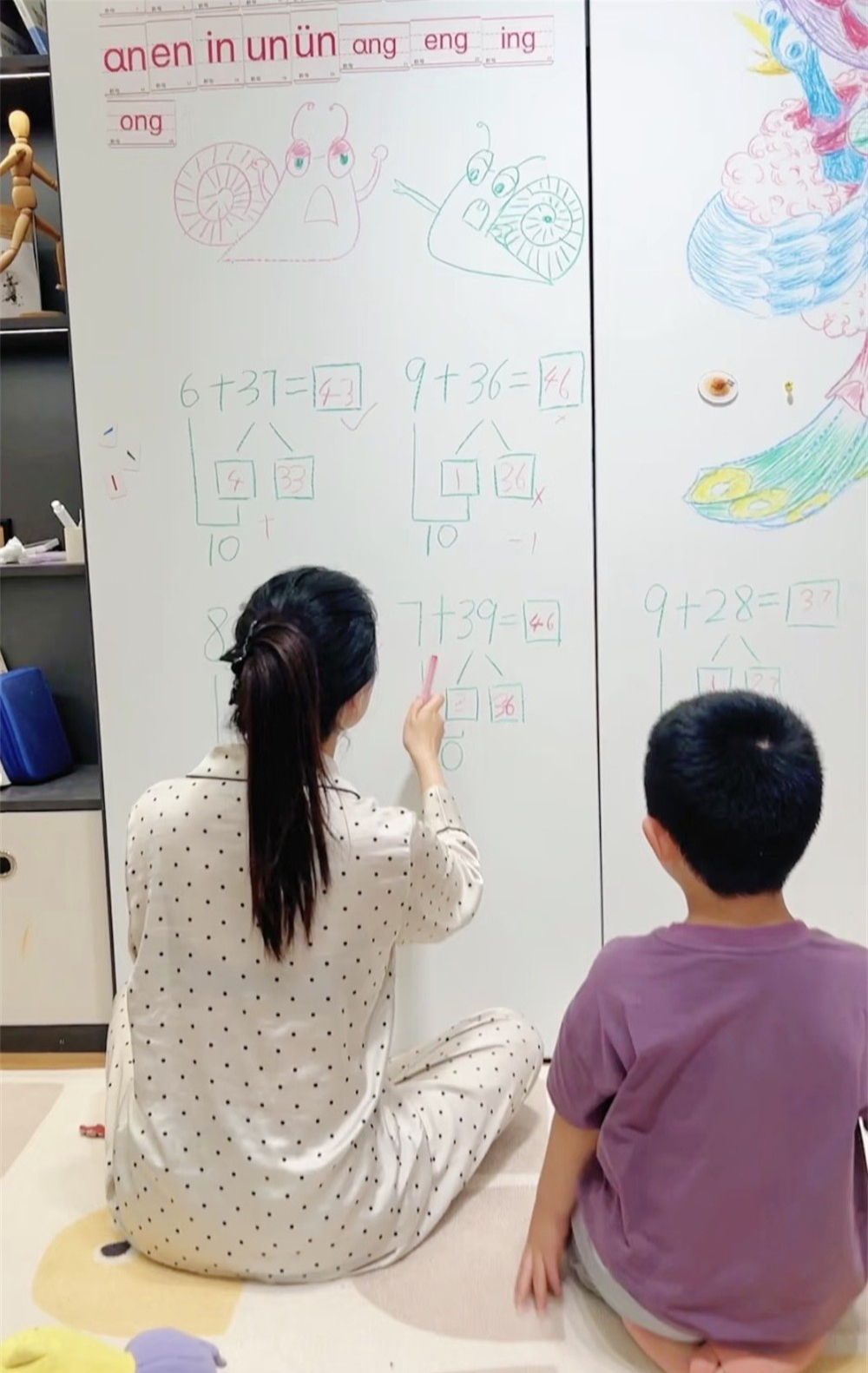 Sau khi có con, cặp vợ chồng bỏ luôn bàn trà, giấu TV sau bảng trắng: Phòng khách nhỏ nhưng càng ở càng thấy tiện- Ảnh 4.