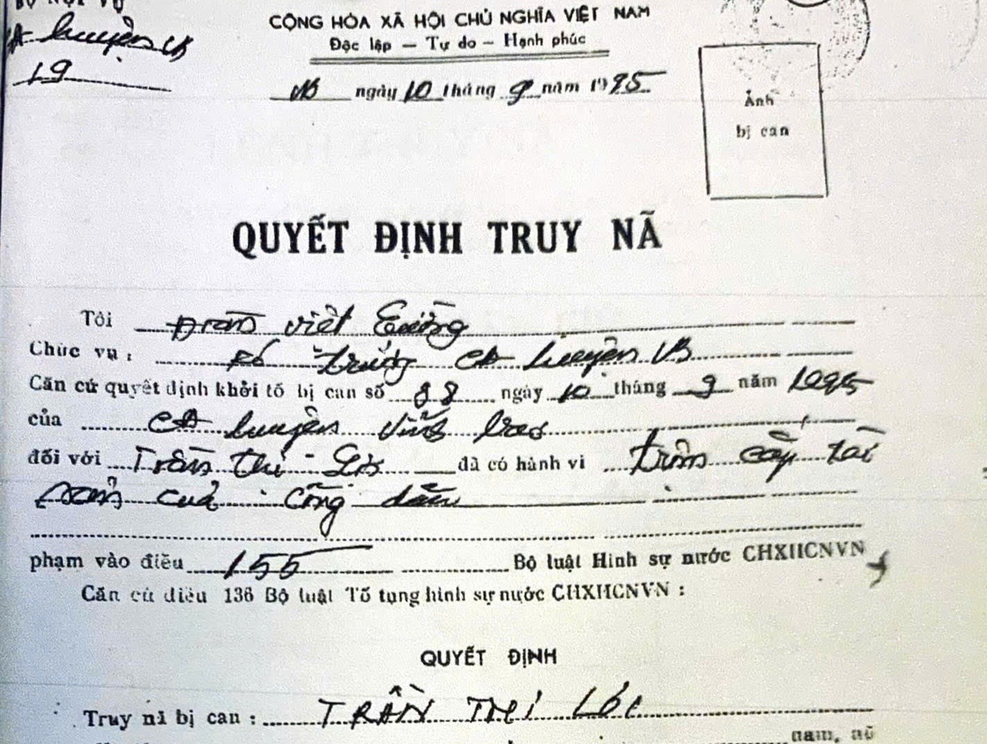 Trần Thị Lợi SN 1959 ra c&ocirc;ng an đầu th&uacute; - Ảnh 1.