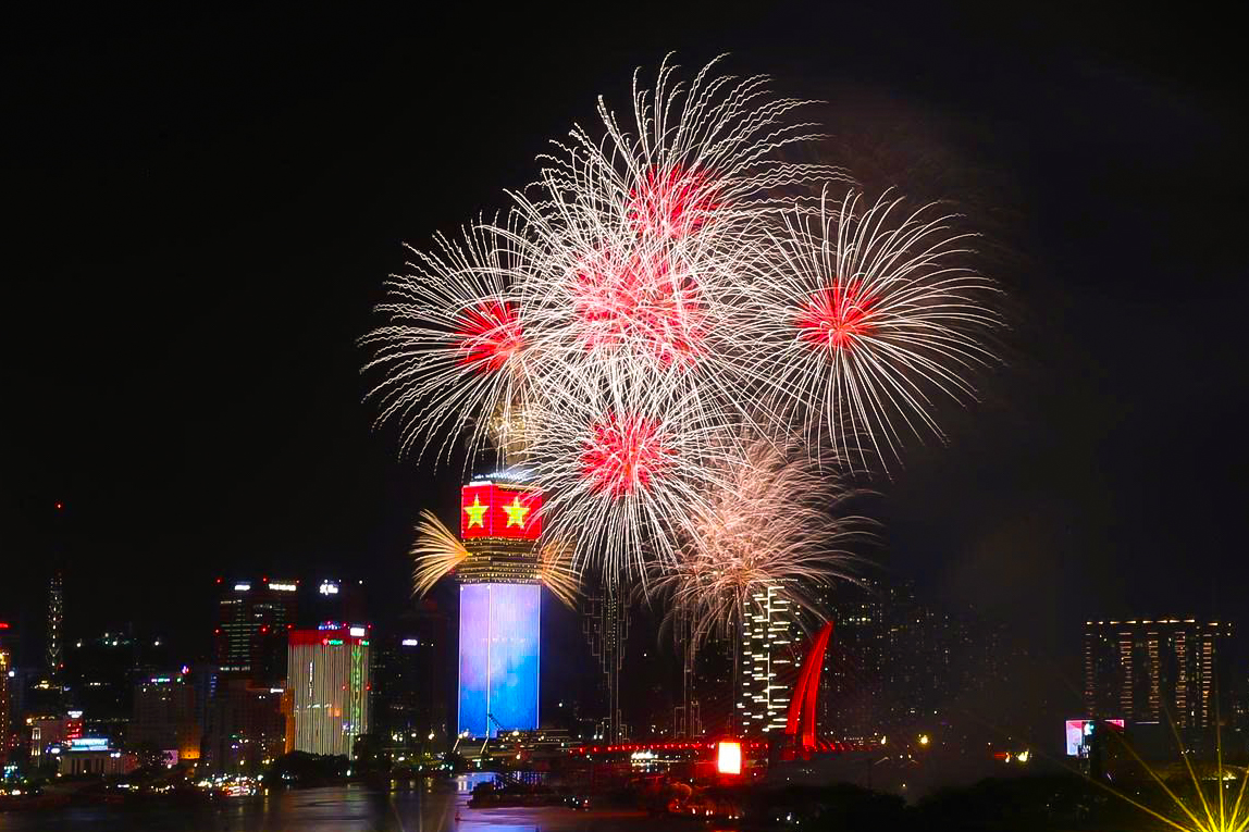 Gallery - Pháo hoa rực sáng trên bầu trời mừng Quốc khánh 2/9 - image 50