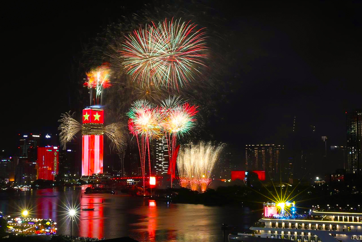 Gallery - Pháo hoa rực sáng trên bầu trời mừng Quốc khánh 2/9 - image 51