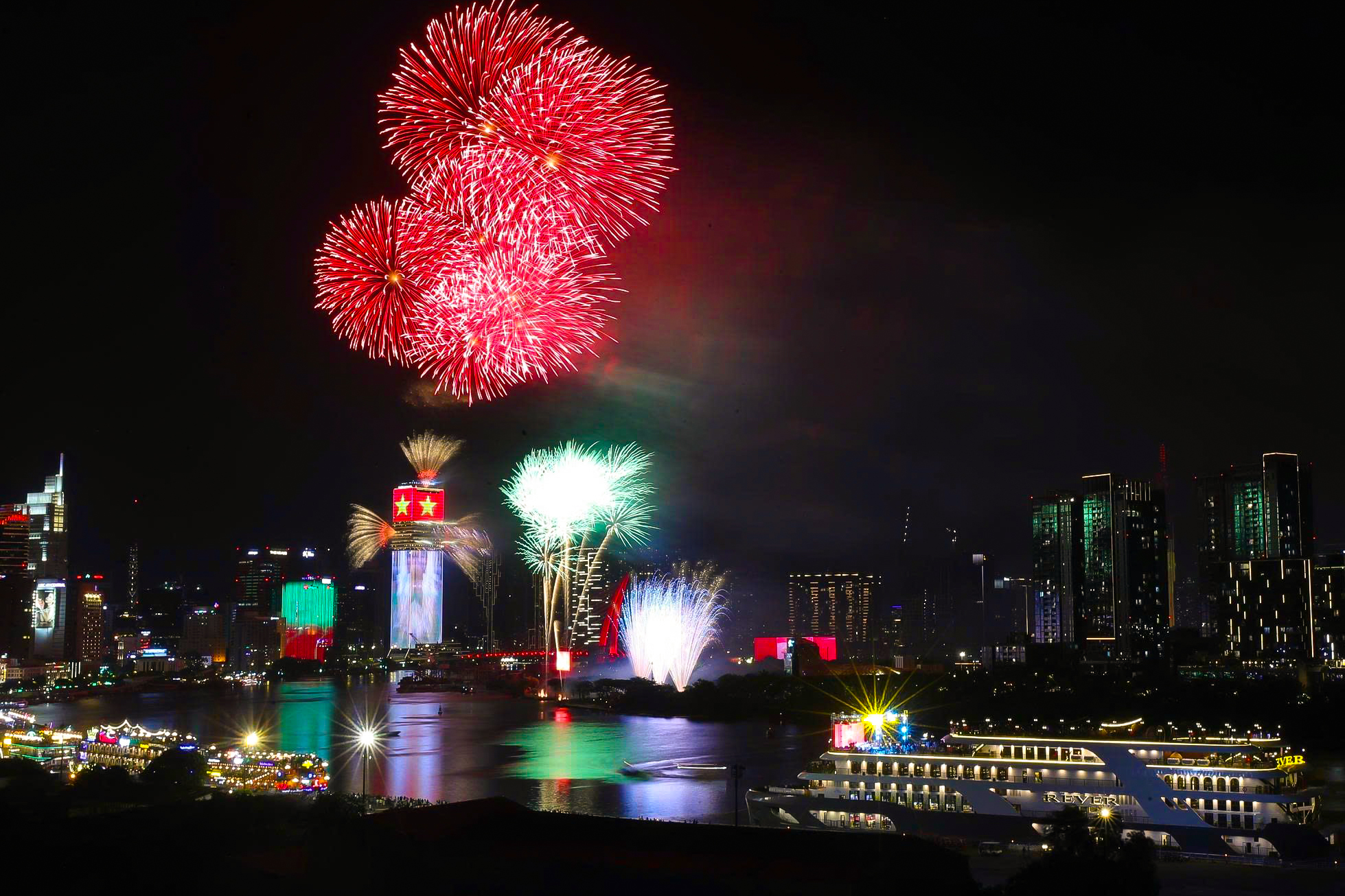 Gallery - Pháo hoa rực sáng trên bầu trời mừng Quốc khánh 2/9 - image 52