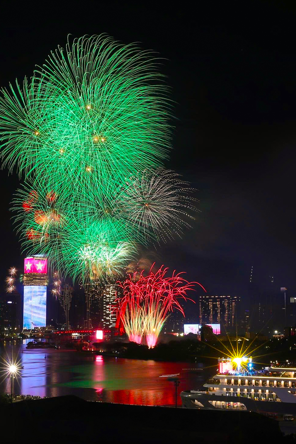 Gallery - Pháo hoa rực sáng trên bầu trời mừng Quốc khánh 2/9 - image 53
