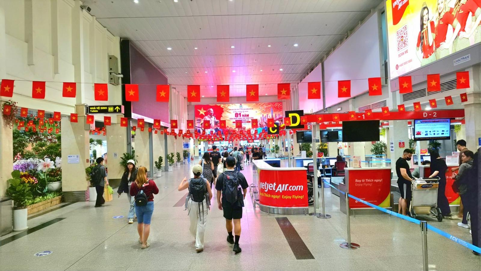 &rlm;Sắc đỏ sao v&agrave;ng rực rỡ từ s&acirc;n bay đến những chuyến bay Vietjet dịp Quốc kh&aacute;nh 2/9&rlm; - Ảnh 1.