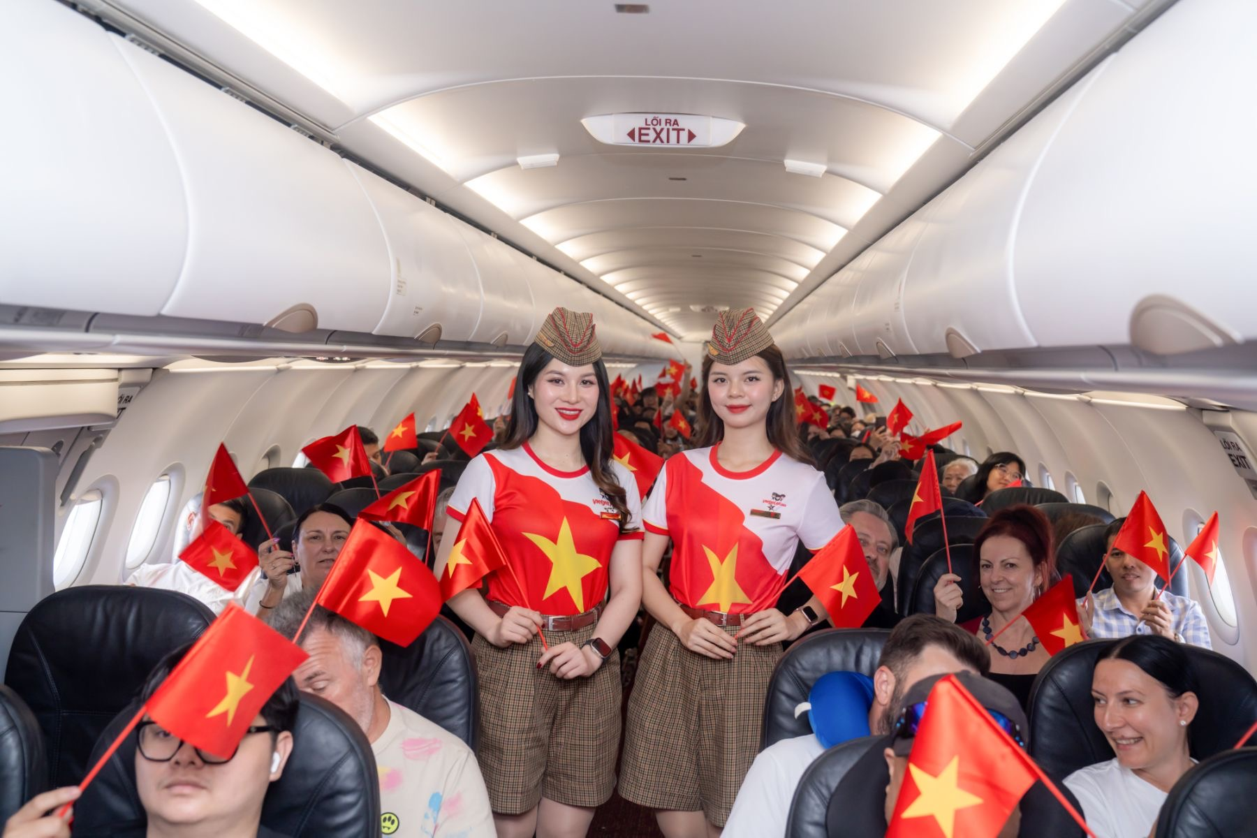 &rlm;Sắc đỏ sao v&agrave;ng rực rỡ từ s&acirc;n bay đến những chuyến bay Vietjet dịp Quốc kh&aacute;nh 2/9&rlm; - Ảnh 3.