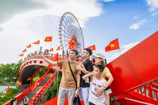 Kỳ nghỉ lễ 2/9: Du khách đổ xô chơi công viên giải trí tại thành phố Quảng Ninh - Ảnh 3.