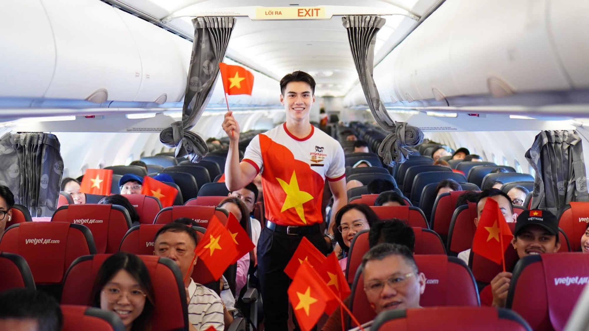 &rlm;Sắc đỏ sao v&agrave;ng rực rỡ từ s&acirc;n bay đến những chuyến bay Vietjet dịp Quốc kh&aacute;nh 2/9&rlm; - Ảnh 7.