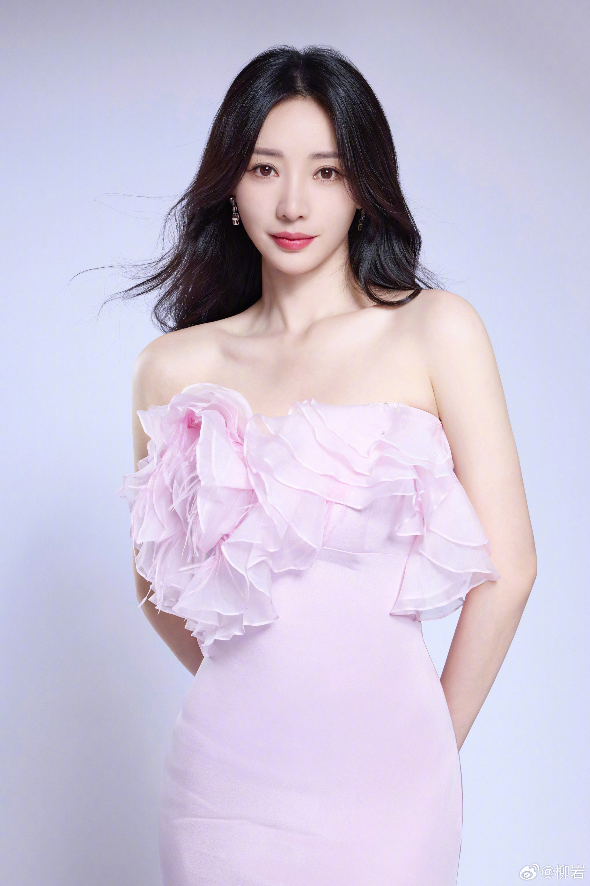 Chị Đẹp gợi cảm nhất showbiz biến mất 9 th&aacute;ng qua, từng bị bắt gặp đi bệnh viện c&ugrave;ng mẹ với v&ograve;ng 2 l&ugrave;m x&ugrave;m- Ảnh 1.
