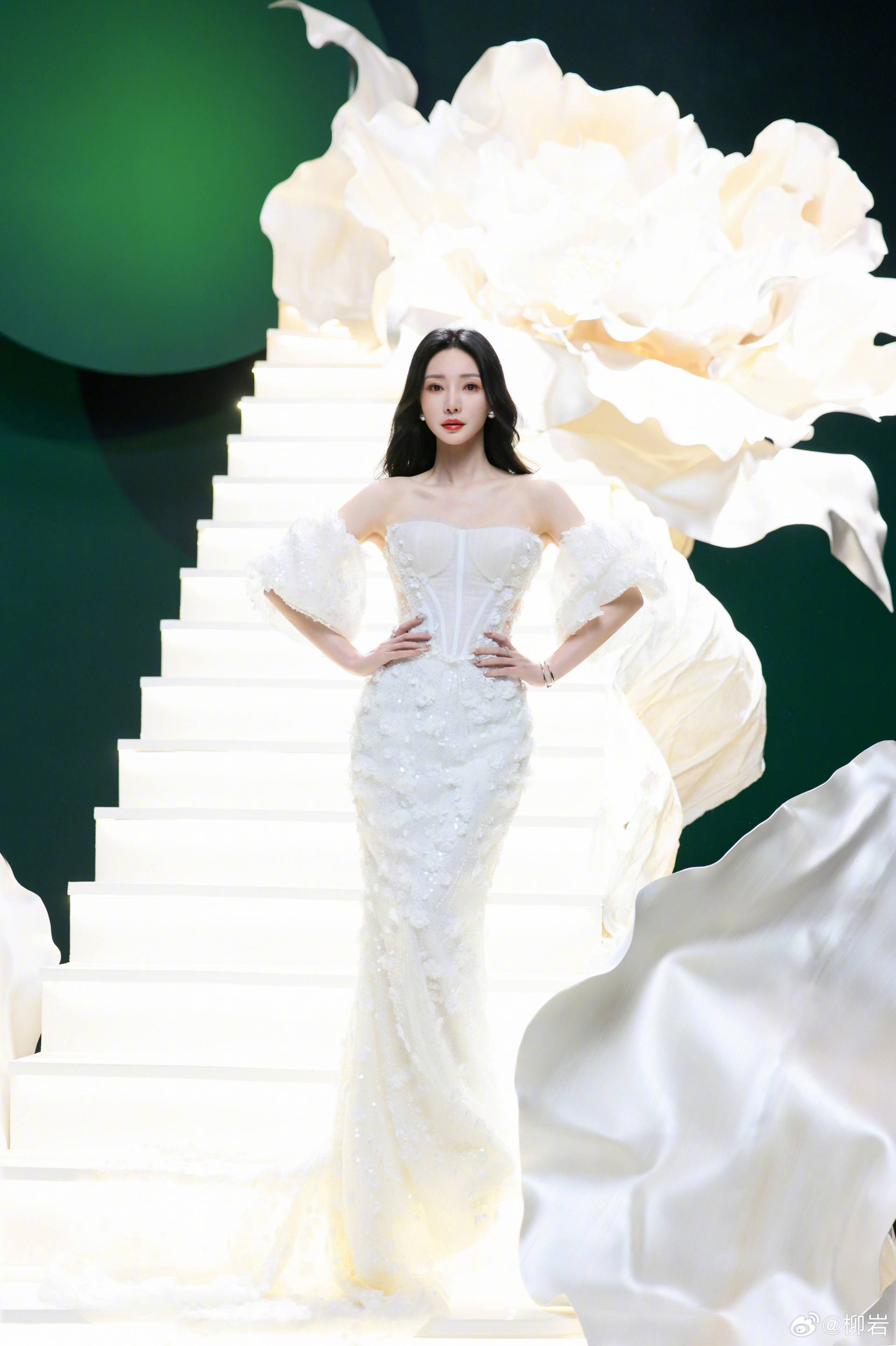 Chị Đẹp gợi cảm nhất showbiz biến mất 9 th&aacute;ng qua, từng bị bắt gặp đi bệnh viện c&ugrave;ng mẹ với v&ograve;ng 2 l&ugrave;m x&ugrave;m- Ảnh 5.