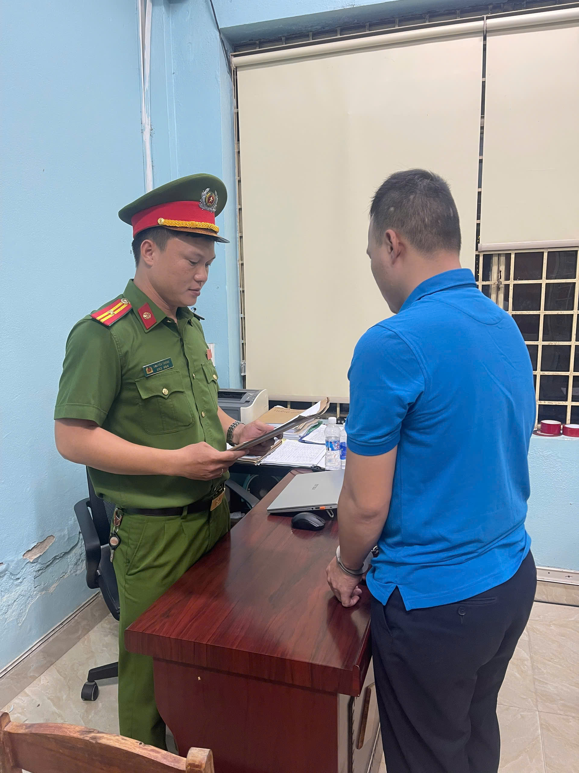 Thi h&agrave;nh lệnh bắt tạm giam Phan Hồng Phong SN 1998 - Ảnh 1.