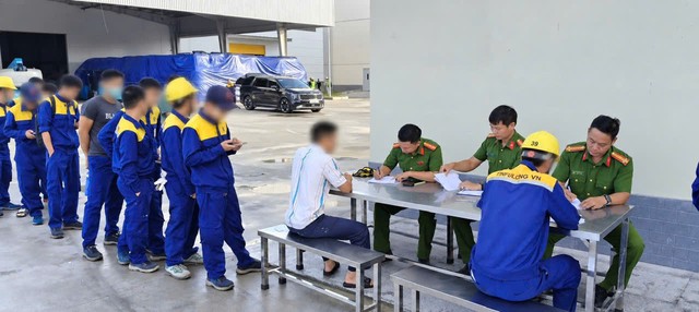 C&ocirc;ng an bất ngờ kiểm tra h&agrave;ng trăm người thuộc 3 c&ocirc;ng ty- Ảnh 4.