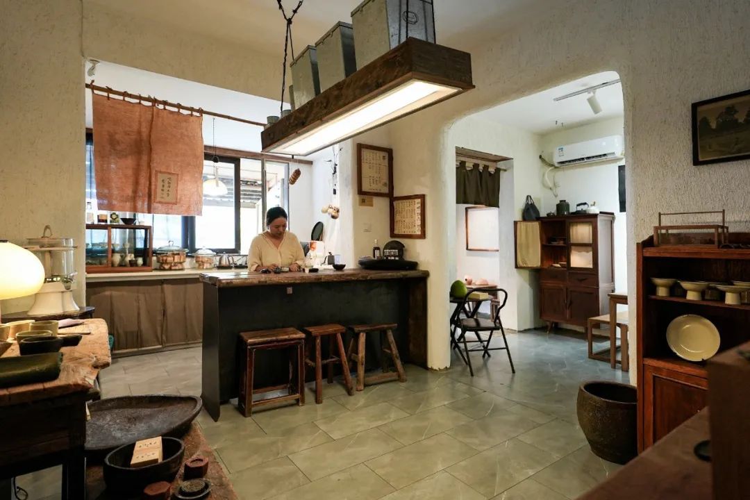 Người phụ nữ 37 tuổi cải tạo căn hộ 45m² thành nơi ai cũng muốn ghé: Không điều hòa, ít dùng điện thoại, đồ cũ cũng thành đẹp- Ảnh 2.