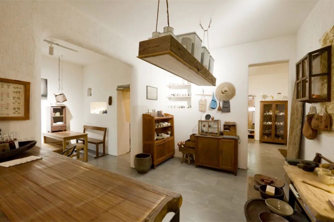 Người phụ nữ 37 tuổi cải tạo căn hộ 45m² thành nơi ai cũng muốn ghé: Không điều hòa, ít dùng điện thoại, đồ cũ cũng thành đẹp- Ảnh 5.