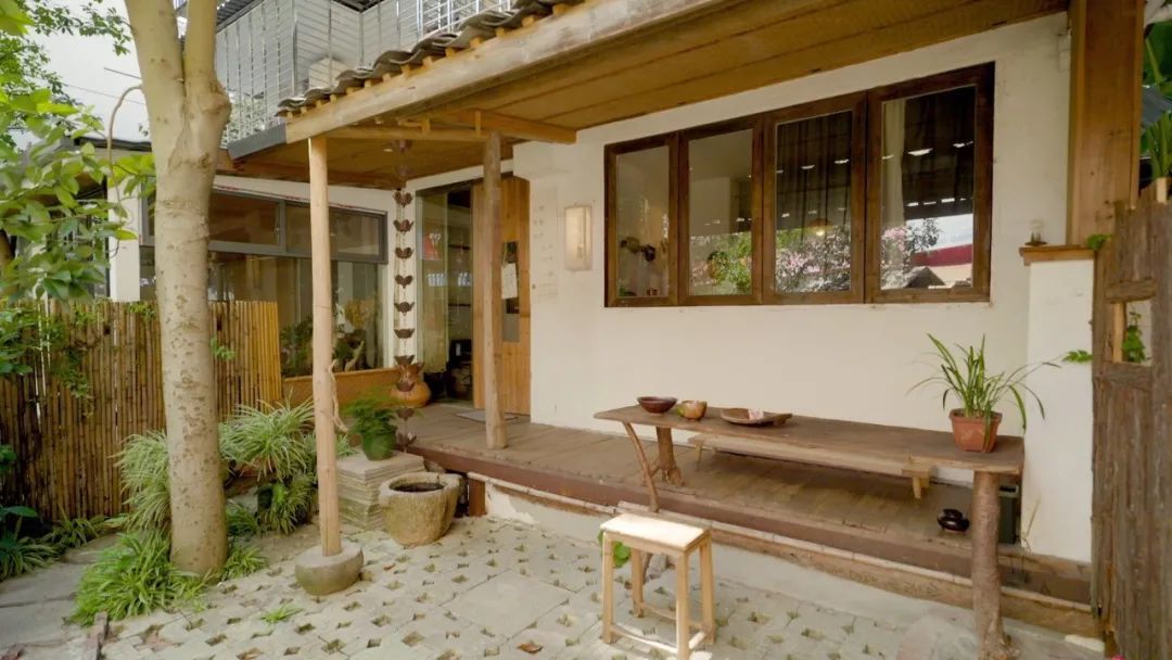 Người phụ nữ 37 tuổi cải tạo căn hộ 45m² thành nơi ai cũng muốn ghé: Không điều hòa, ít dùng điện thoại, đồ cũ cũng thành đẹp- Ảnh 1.