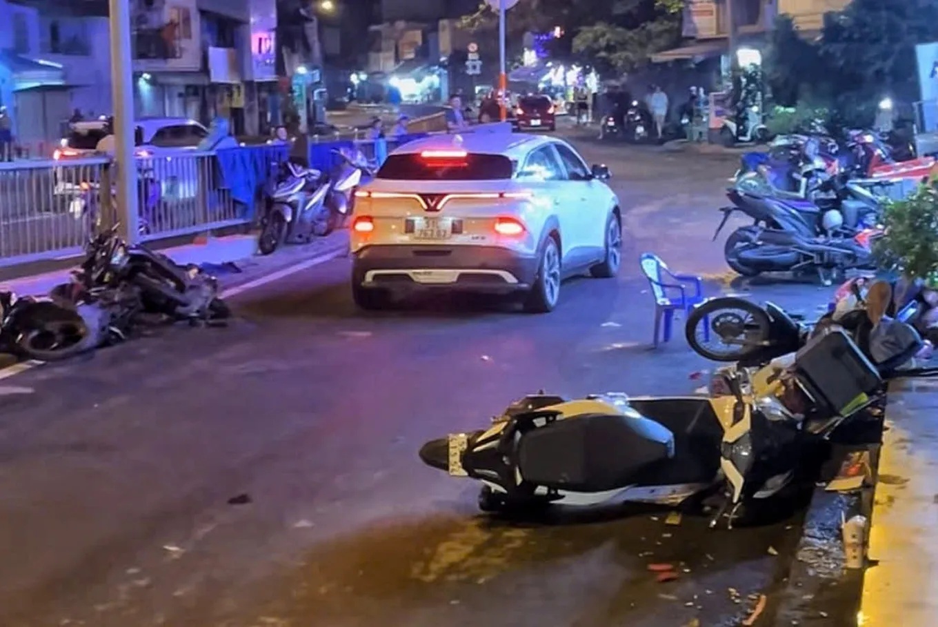 Bắt 2 người và 5 nam nhân viên quán ăn trong vụ xe ô tô tông nhiều xe máy khiến 1 người bị thương- Ảnh 3.