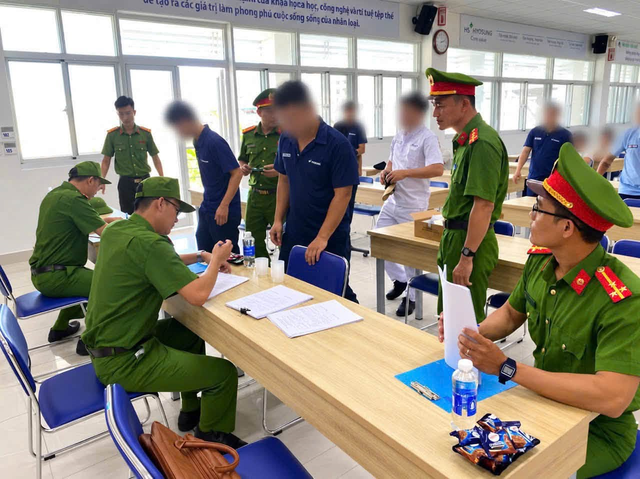 C&ocirc;ng an bất ngờ kiểm tra h&agrave;ng trăm người thuộc 3 c&ocirc;ng ty- Ảnh 1.