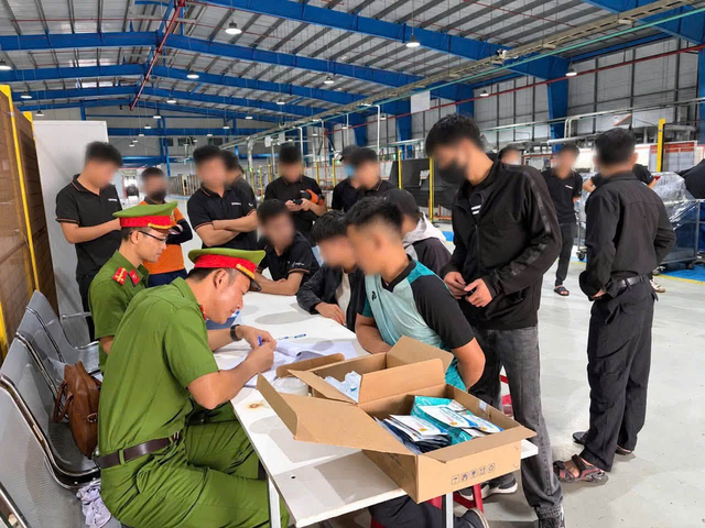 C&ocirc;ng an bất ngờ kiểm tra h&agrave;ng trăm người thuộc 3 c&ocirc;ng ty- Ảnh 2.