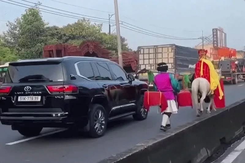 Xác minh clip nhóm người hóa trang "thầy trò Đường Tăng" cưỡi ngựa, đi bộ giữa làn ô tô ở TP.HCM- Ảnh 1.