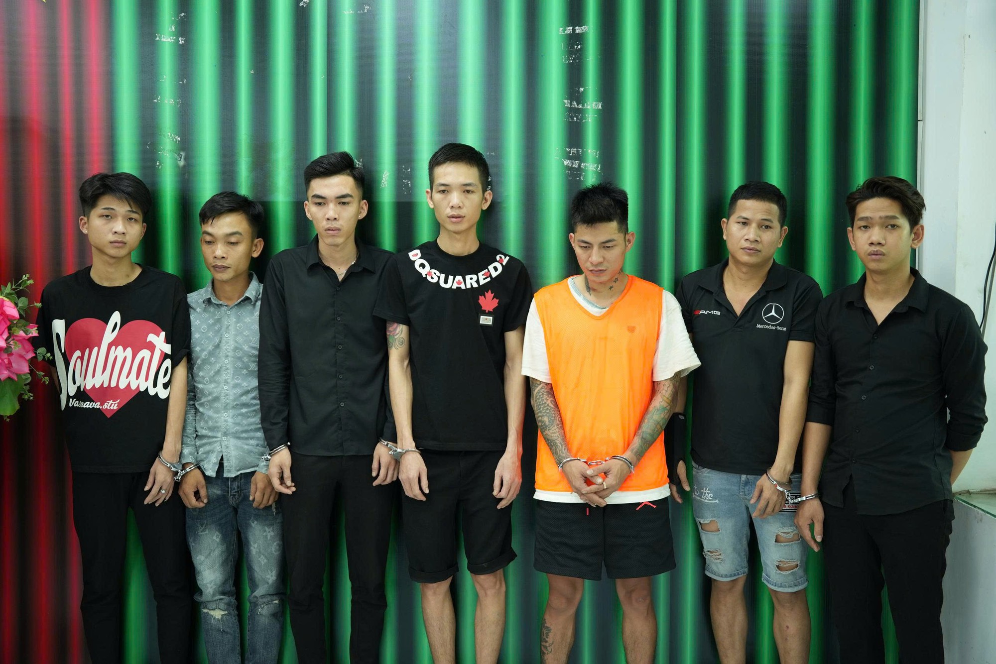 Bắt 2 người và 5 nam nhân viên quán ăn trong vụ xe ô tô tông nhiều xe máy khiến 1 người bị thương- Ảnh 2.