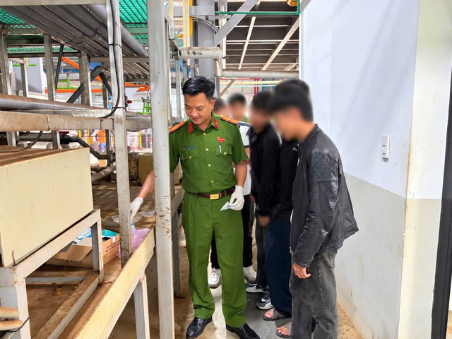 C&ocirc;ng an bất ngờ kiểm tra h&agrave;ng trăm người thuộc 3 c&ocirc;ng ty- Ảnh 3.