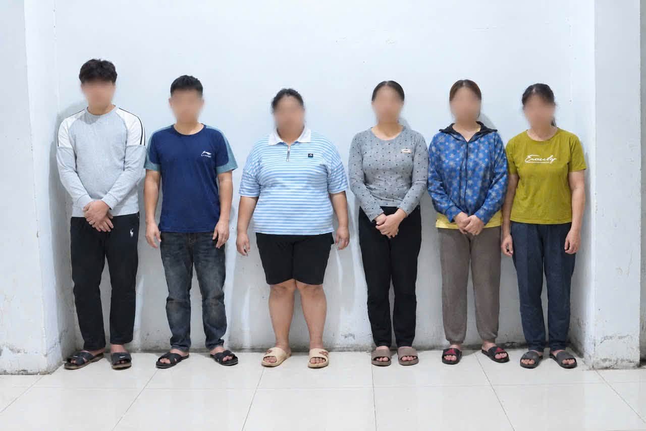 Khởi tố "2 cặp ông bà thông gia" vụ con không có thai nhưng nói dối bác sĩ đòi mổ bỏ, cả gia đình livestream gây rối tại bệnh viện- Ảnh 1.
