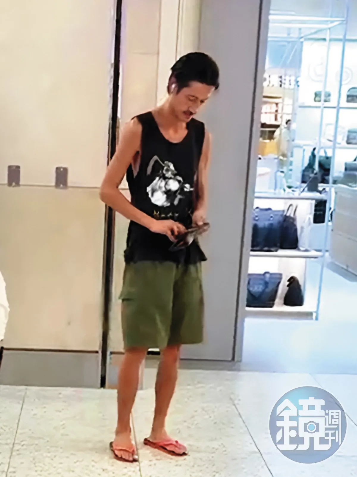 T&igrave;nh h&igrave;nh của nam thần m&agrave;n ảnh mất tr&iacute;, ng&agrave;y đ&ecirc;m đi lang thang khắp nơi sau c&uacute; sốc mẹ ruột qua đời- Ảnh 3.