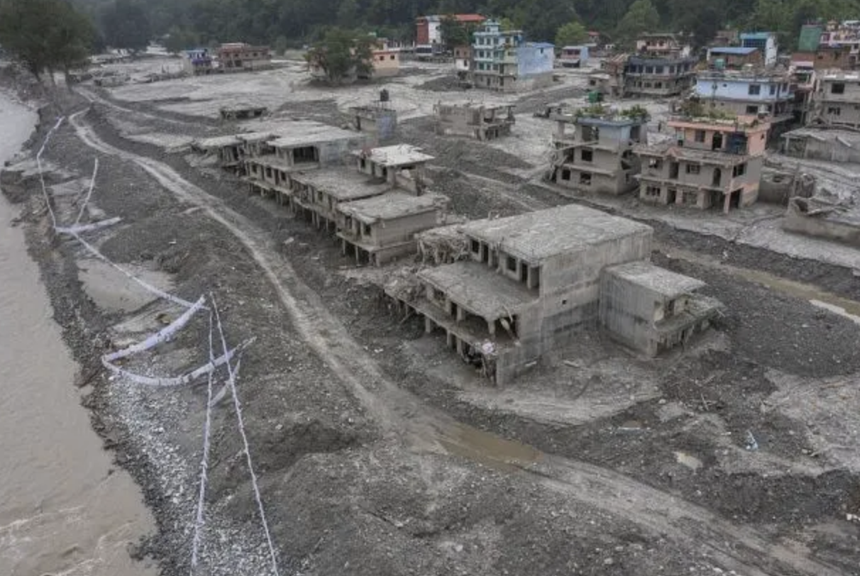 3 tuần sau trận lũ kinh ho&agrave;ng, Nepal vẫn ngổn ngang giữa b&ugrave;n đất v&agrave; đổ n&aacute;t, những thị trấn mộng mơ giờ chỉ c&ograve;n lại dấu t&iacute;ch- Ảnh 1.