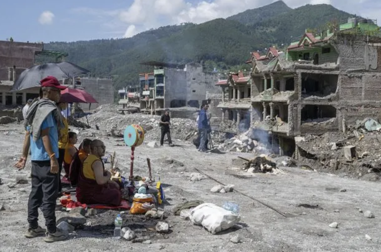 3 tuần sau trận lũ kinh ho&agrave;ng, Nepal vẫn ngổn ngang giữa b&ugrave;n đất v&agrave; đổ n&aacute;t, những thị trấn mộng mơ giờ chỉ c&ograve;n lại dấu t&iacute;ch- Ảnh 2.