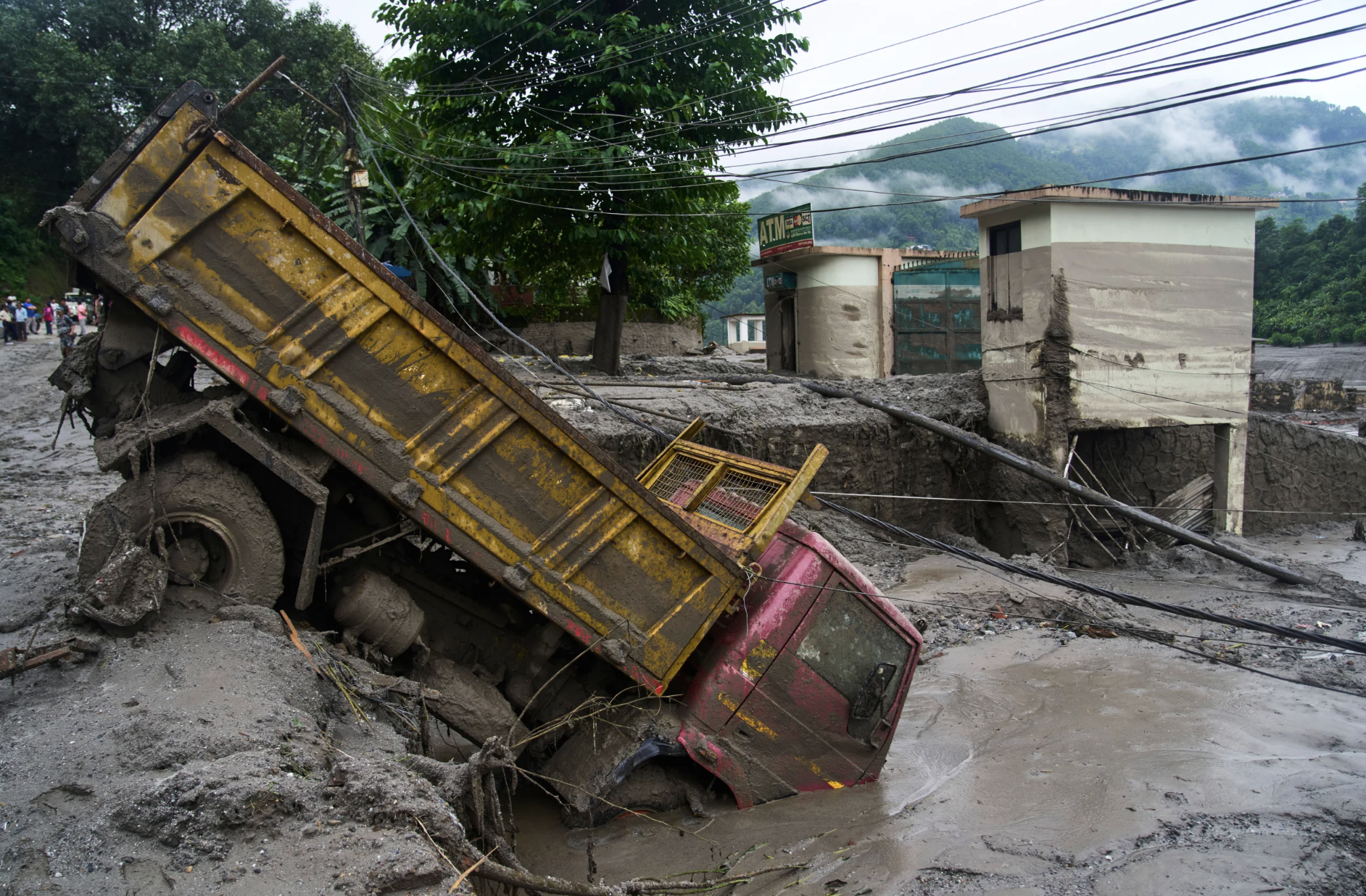 3 tuần sau trận lũ kinh ho&agrave;ng, Nepal vẫn ngổn ngang giữa b&ugrave;n đất v&agrave; đổ n&aacute;t, những thị trấn mộng mơ giờ chỉ c&ograve;n lại dấu t&iacute;ch- Ảnh 6.