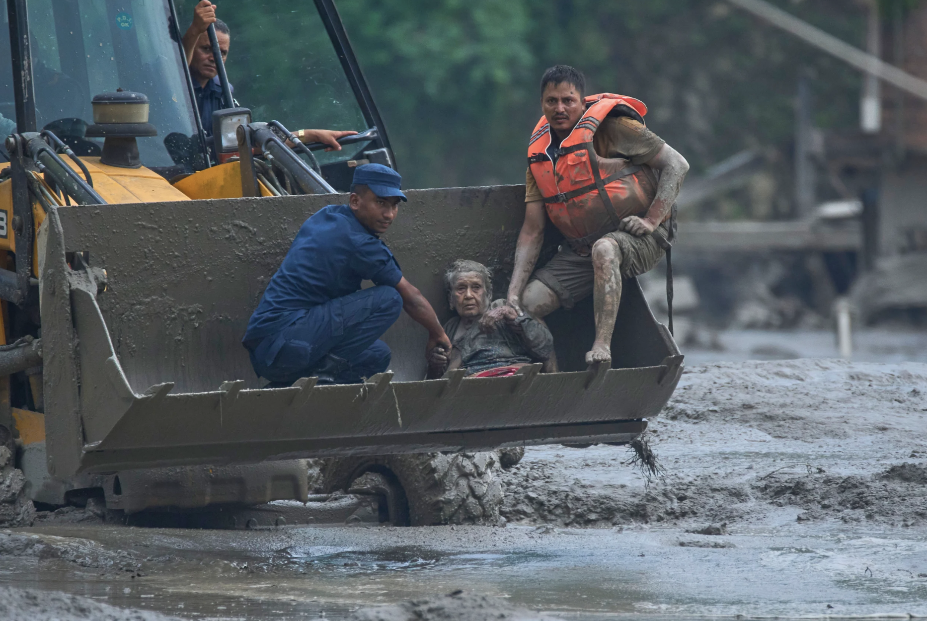 3 tuần sau trận lũ kinh ho&agrave;ng, Nepal vẫn ngổn ngang giữa b&ugrave;n đất v&agrave; đổ n&aacute;t, những thị trấn mộng mơ giờ chỉ c&ograve;n lại dấu t&iacute;ch- Ảnh 7.