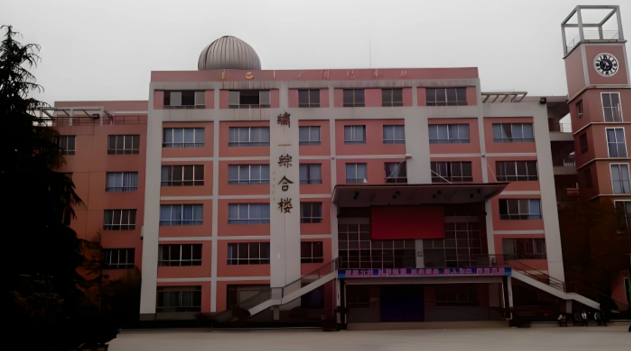 Nam gi&aacute;o vi&ecirc;n vật l&yacute; bị tố nhắn tin cho nữ sinh &ldquo;chưa bao giờ ngừng y&ecirc;u em&rdquo;, c&ocirc;ng an tiếp nhận tr&igrave;nh b&aacute;o xử l&yacute;- Ảnh 1.