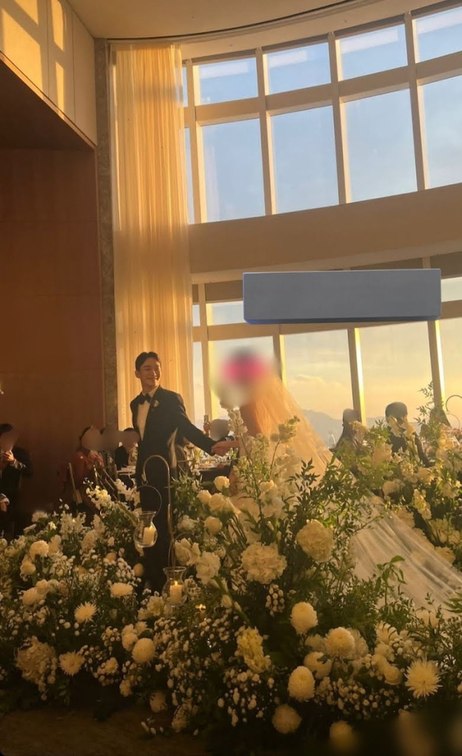 Nam ca sĩ hạng A c&ocirc;ng khai dẫn vợ con ra ngo&agrave;i dạo phố sau thời gian bị fan ghẻ lạnh- Ảnh 6.