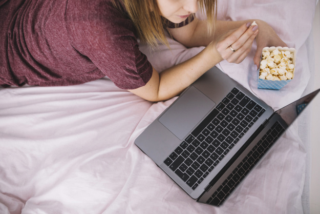 Lời khuy&ecirc;n cho tất cả những ai c&oacute; th&oacute;i quen d&ugrave;ng laptop mỗi tối- Ảnh 1.
