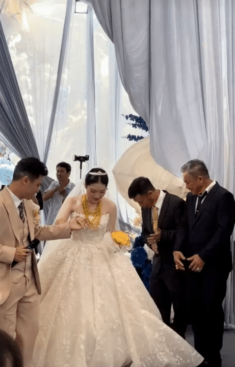 Thiếu gia tiệm vàng miền Tây cưới vợ: Chi vài trăm triệu dựng cổng cưới long - phụng dài 50m, bà con thi nhau đến check-in- Ảnh 8.
