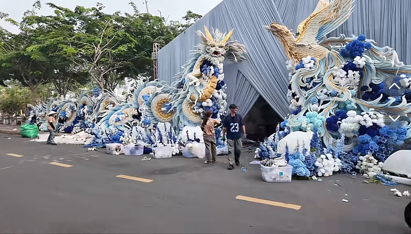 Thiếu gia tiệm vàng miền Tây cưới vợ: Chi vài trăm triệu dựng cổng cưới long - phụng dài 50m, bà con thi nhau đến check-in- Ảnh 5.