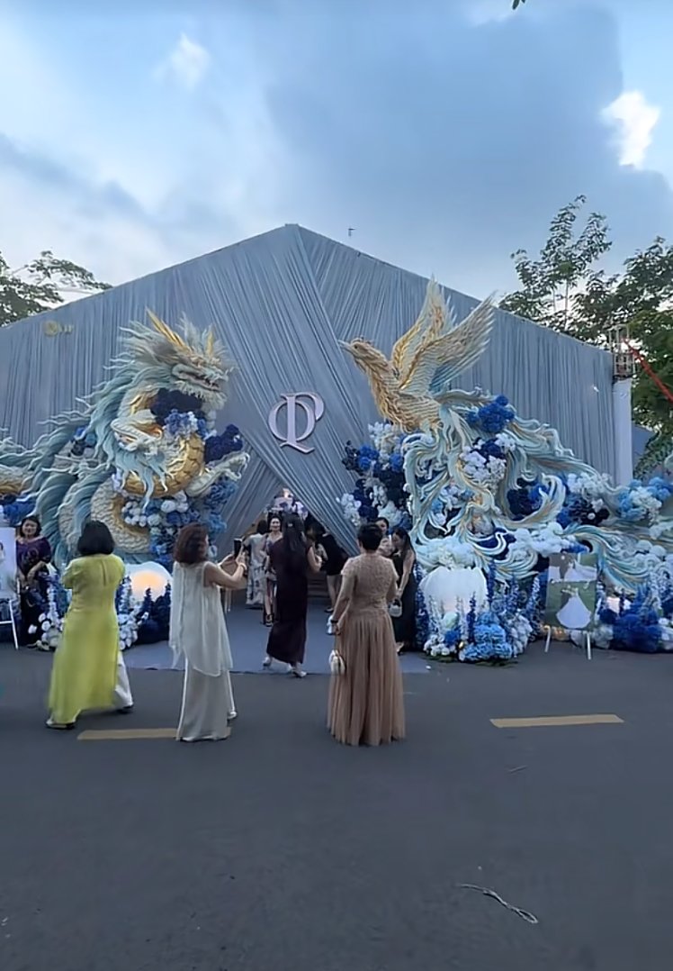 Thiếu gia tiệm vàng miền Tây cưới vợ: Chi vài trăm triệu dựng cổng cưới long - phụng dài 50m, bà con thi nhau đến check-in- Ảnh 2.