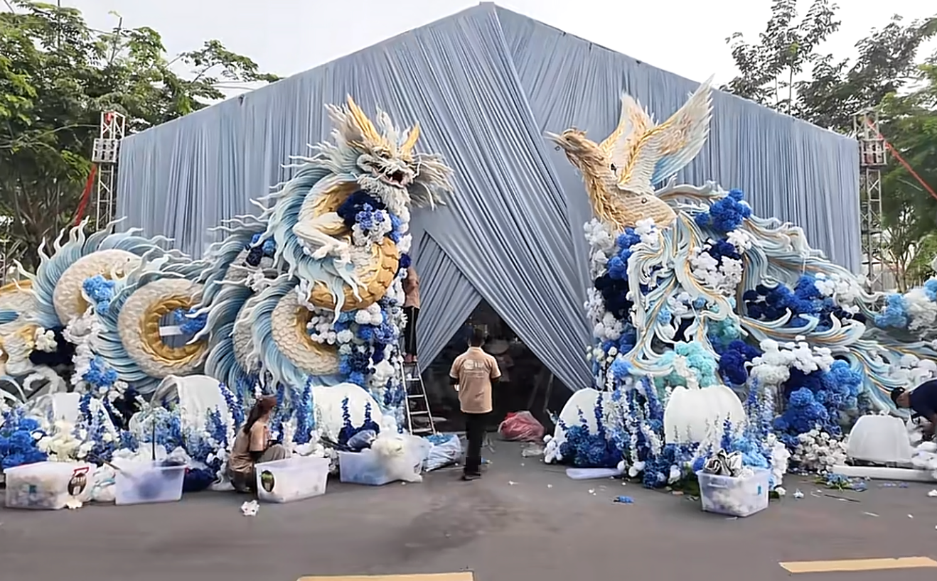 Thiếu gia tiệm vàng miền Tây cưới vợ: Chi vài trăm triệu dựng cổng cưới long - phụng dài 50m, bà con thi nhau đến check-in- Ảnh 4.