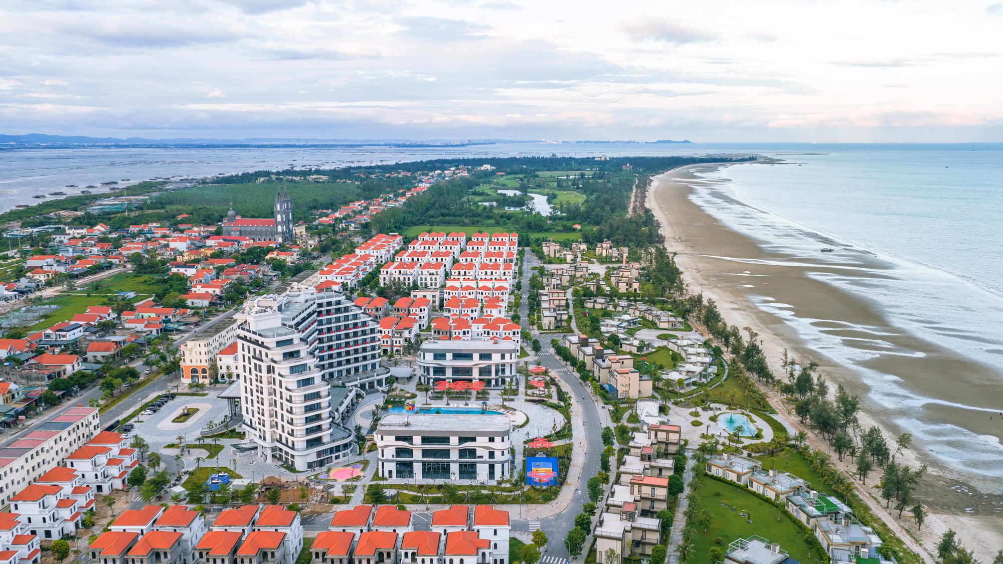 Đ&acirc;y l&agrave; b&atilde;i biển d&agrave;i nhất Việt Nam, vừa xuất hiện quần thể đặc biệt rộng hơn 20 ha: 17km Cong h&igrave;nh v&agrave;nh khuy&ecirc;n, nằm ở địa đầu v&ugrave;ng Đ&ocirc;ng Bắc, được v&iacute; như "n&agrave;ng thơ ngủ qu&ecirc;n" - Ảnh 2.