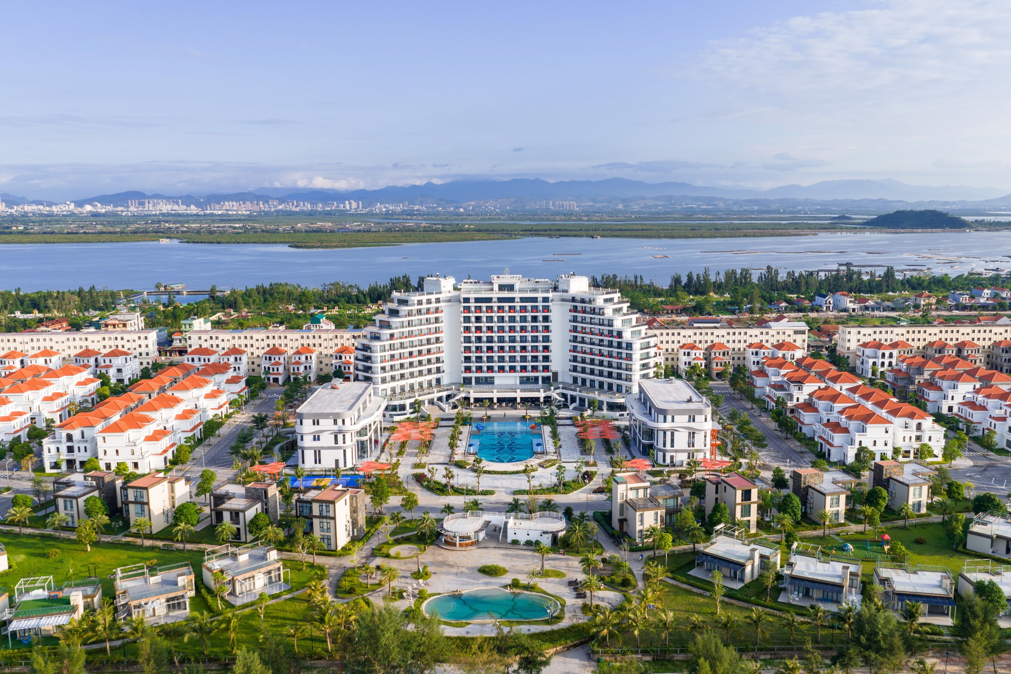Đ&acirc;y l&agrave; b&atilde;i biển d&agrave;i nhất Việt Nam, vừa xuất hiện quần thể đặc biệt rộng hơn 20 ha: 17km Cong h&igrave;nh v&agrave;nh khuy&ecirc;n, nằm ở địa đầu v&ugrave;ng Đ&ocirc;ng Bắc, được v&iacute; như "n&agrave;ng thơ ngủ qu&ecirc;n" - Ảnh 3.