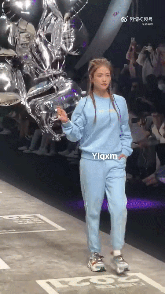 Bạch Lộc đừng nên catwalk nữa!- Ảnh 2.