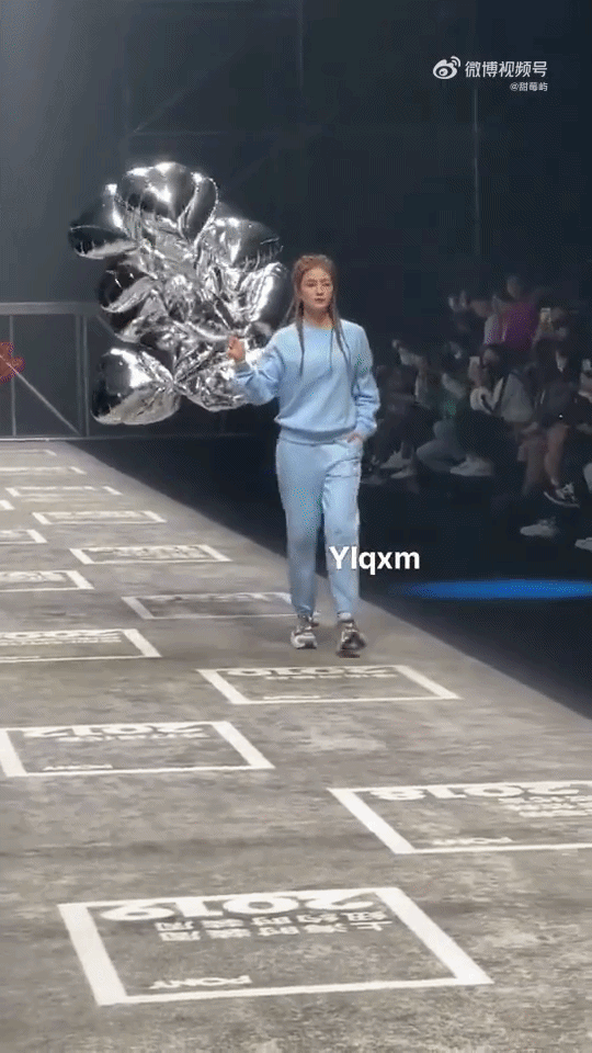 Bạch Lộc đừng nên catwalk nữa!- Ảnh 1.