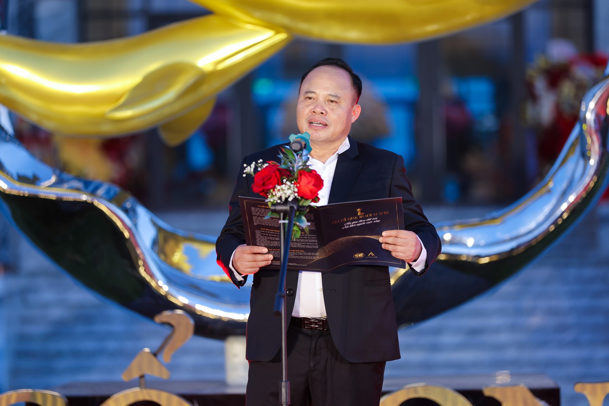 Đ&acirc;y l&agrave; b&atilde;i biển d&agrave;i nhất Việt Nam, vừa xuất hiện quần thể đặc biệt rộng hơn 20 ha: 17km Cong h&igrave;nh v&agrave;nh khuy&ecirc;n, nằm ở địa đầu v&ugrave;ng Đ&ocirc;ng Bắc, được v&iacute; như "n&agrave;ng thơ ngủ qu&ecirc;n" - Ảnh 5.